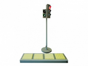 Электрифицированная модель транспортного и пешеходного светофоров на стойке и основании с "Виртуальным учителем" и с панелью образцами тактильной тротуарной плитки для слепых и слабовидящих пешеходов - fgospostavki.ru - Ярославль